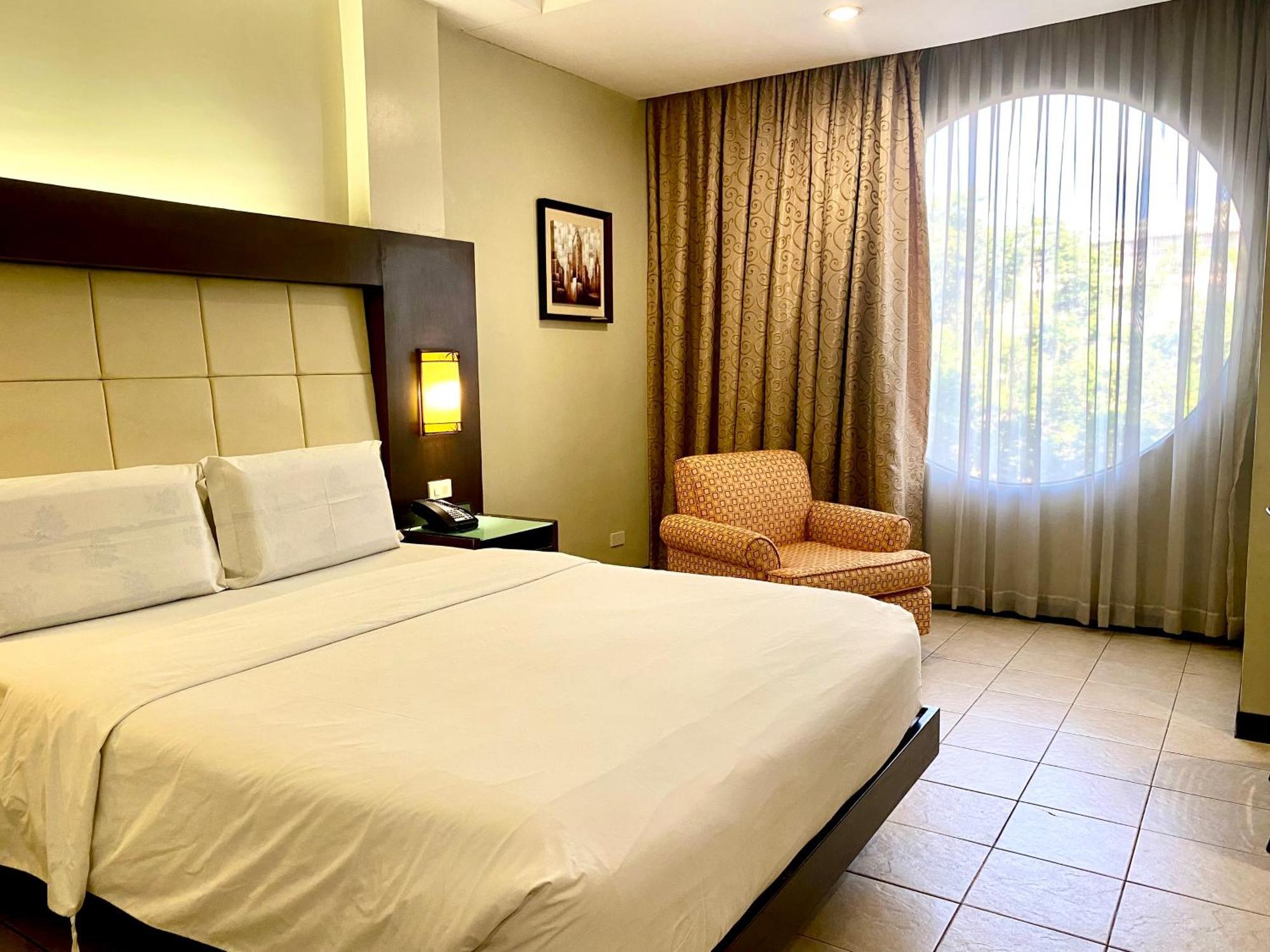 Circle Inn Hotel And Suites Bacolod Eksteriør billede